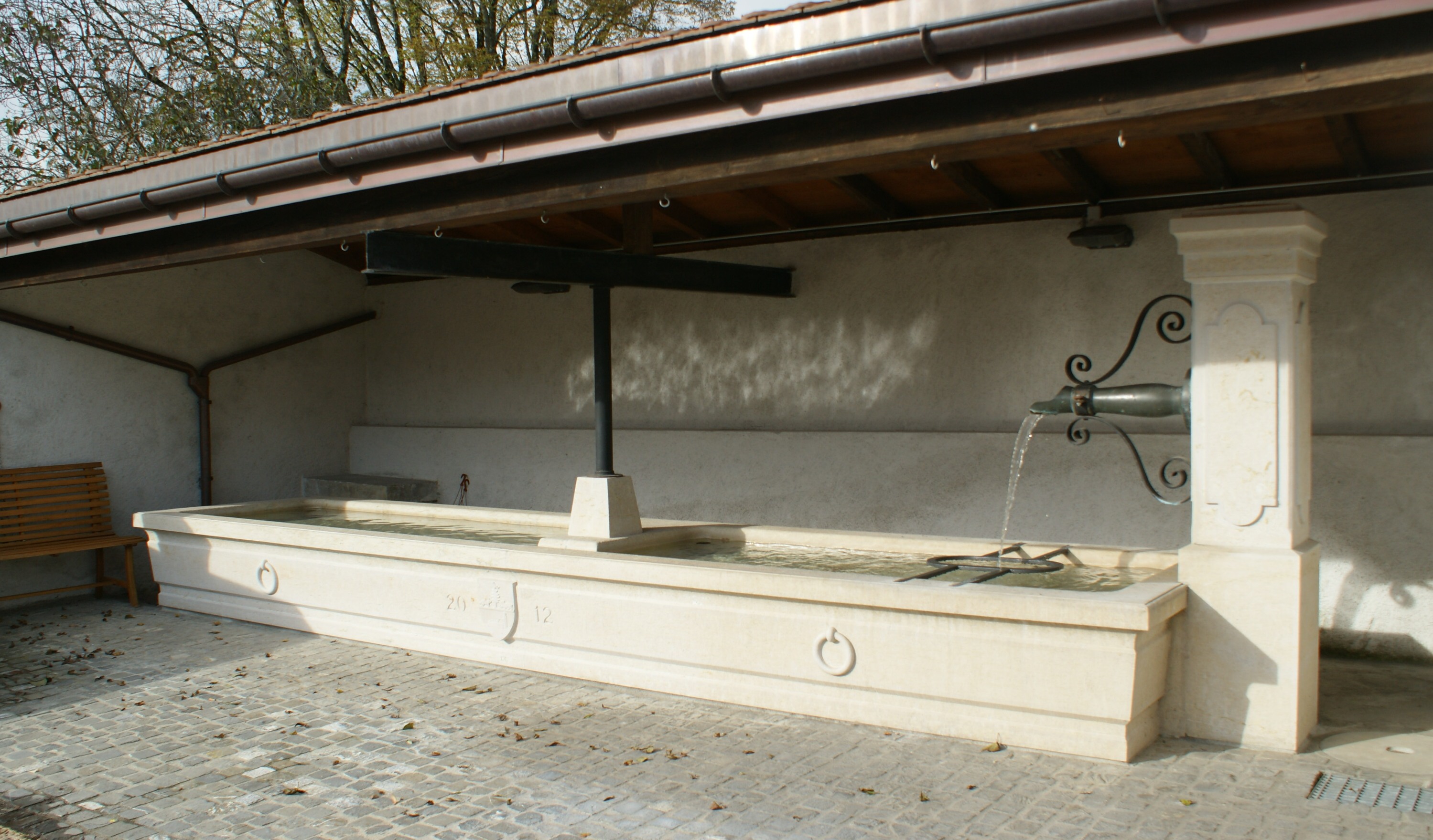 Bassin massif en pierre de l'Ain