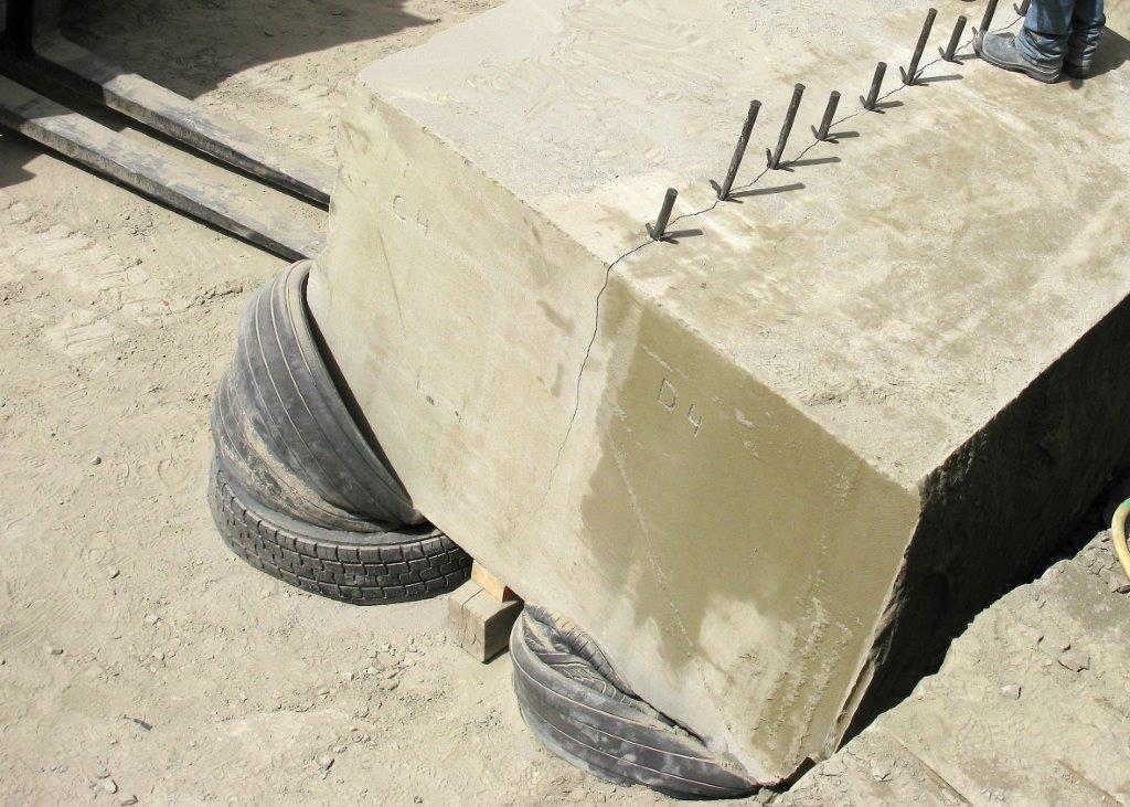 Séparation d'un bloc avec des coins éclateurs