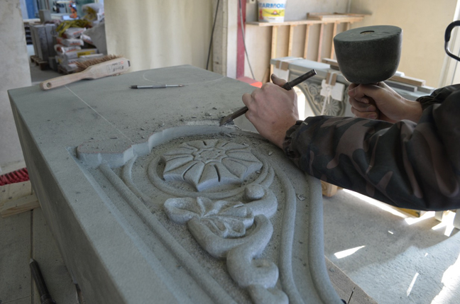 Sculpture à neuf d’un corbeau en molasse de Villarlod pour le soutien d’un balcon